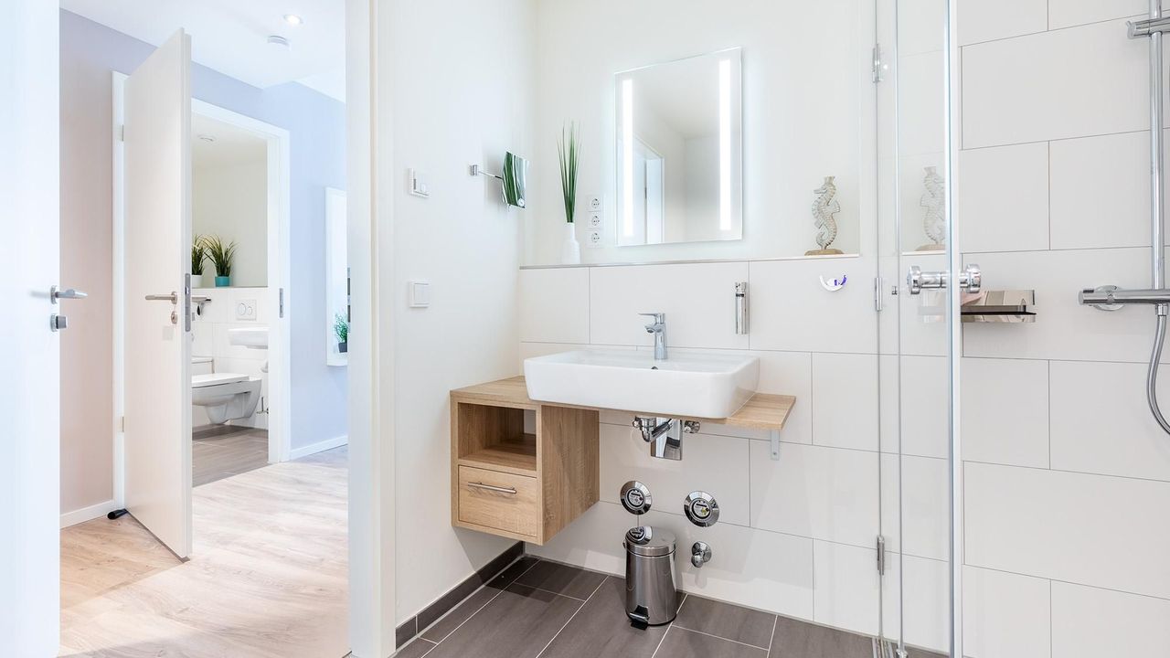 Badezimmer "2" mit Blick zum Flur Badezimmer "2" mit Blick zum Flur